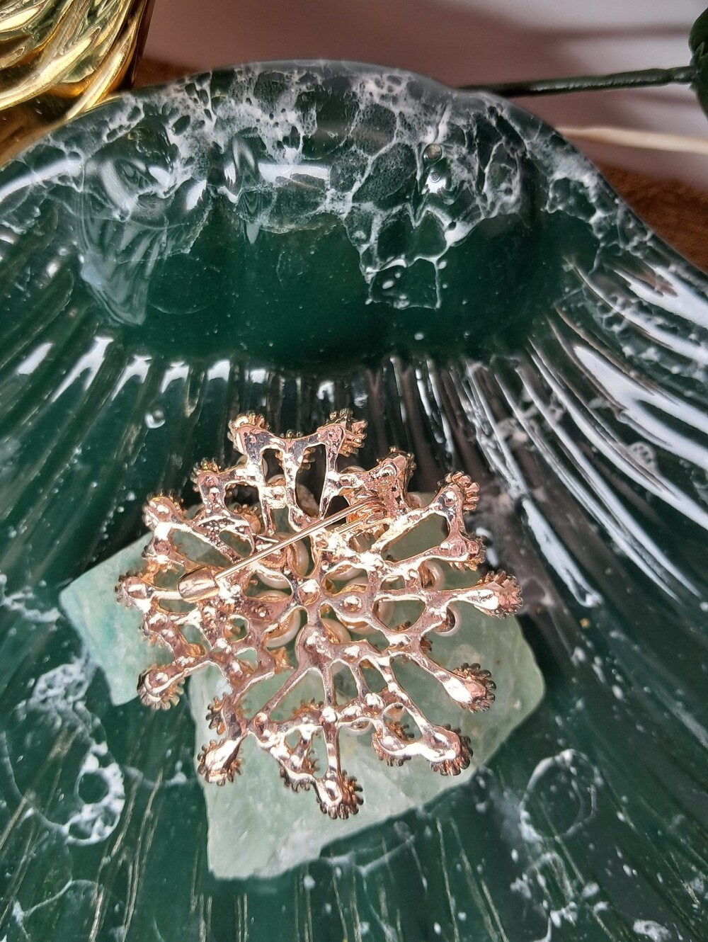 Faux Pearl & Rhinestone Starburst Brooch Pin (Goldtone) - Picture 8 of 8